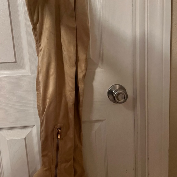 Thigh high cream high heeled boots never worn new in box. - Picture 5 of 8